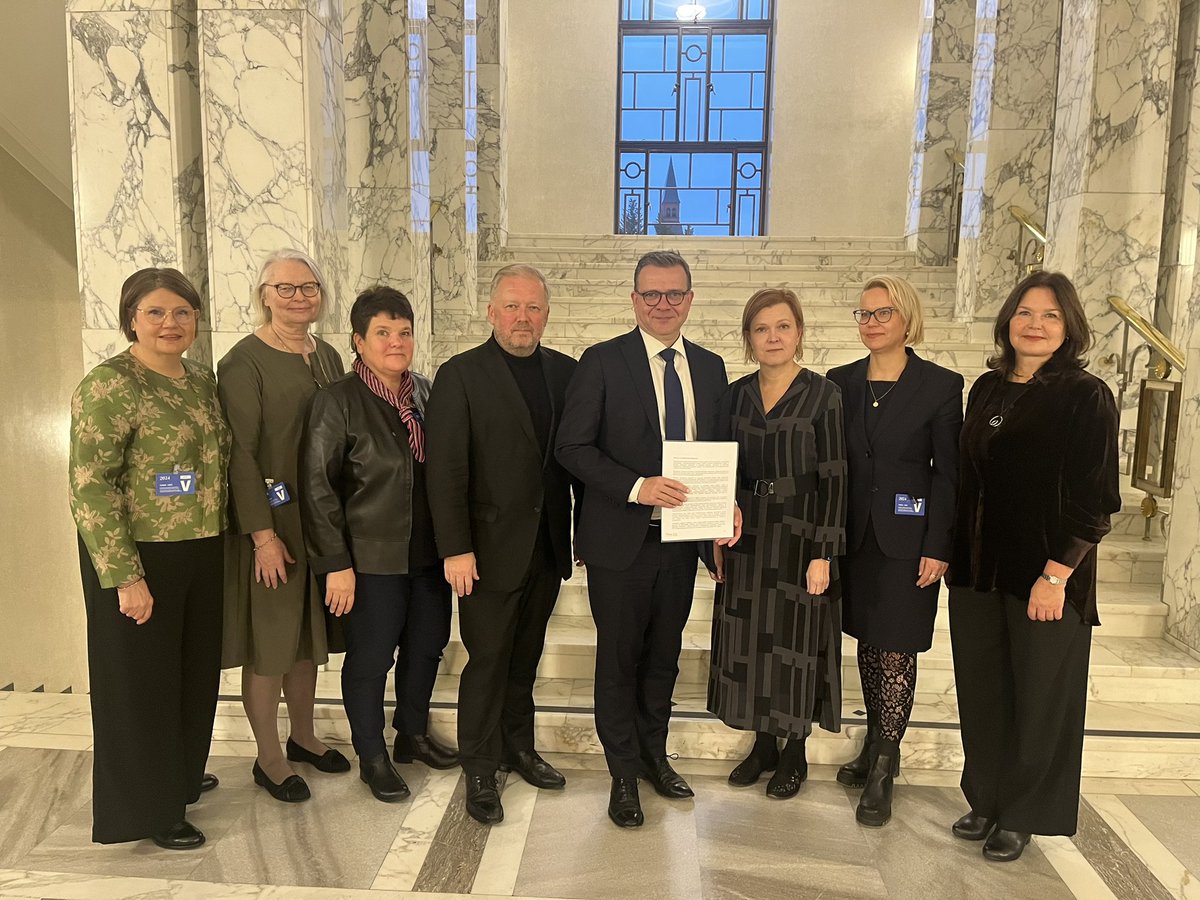 Sotejärjestöjen delegaatiolla tänään hyvähenkinen tapaaminen pääministerin kanssa, teemana järjestöjen toimintaympäristön muutokset ja tulevat avustusleikkaukset. <a href="/PetteriOrpo/">Petteri Orpo</a> <a href="/jukkatahvanaine/">Jukka Tahvanainen</a> <a href="/KalliomaaMilla/">Milla Kalliomaa</a> @vivecahagmark <a href="/KuitunenSoile/">Soile Kuitunen</a> <a href="/katariinasuomu/">Katariina Suomu</a> <a href="/TervonenSM/">Tervonen Sari-Minna</a>