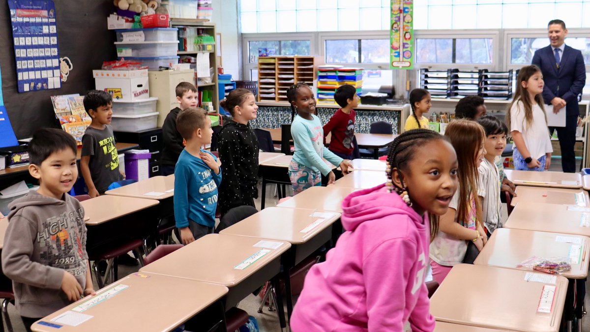 Asst. Superintendent of Schools Dr. Glenn Lottmann visited Knollwood 1st-graders to thank them for letters they sent as part of a phonics lesson that used his name because of its double letters. Thanks to teachers Elizabeth Collins, Lisa Young &amp; Jillian Corn! #PwayInspires