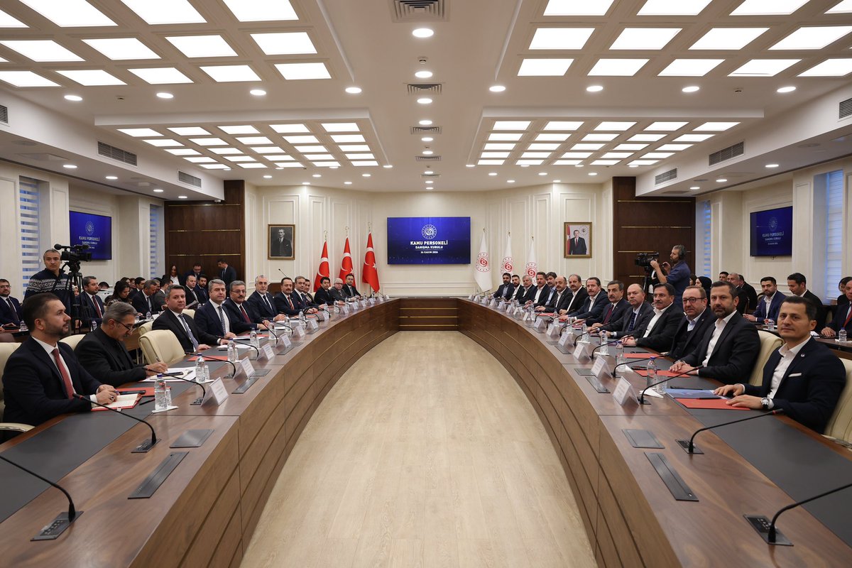 OnderKahveci's tweet photo. 2024 Yılı KPDK toplantısını bugün gerçekleştirdik. 

2024 Kasım KPDK’da, Görevde yükselme ve unvan değişikliği sınavları başta olmak üzere, 
🎯Ek zam ve Refah Payı
🎯Birinci dereceye gelen kamu görevlilerine 3600 ek gösterge verilmesi
🎯Yardımcı Hizmetliler
🎯Memur emeklilerine İlave ek ödeme yapılması
🎯Vergi Dilimleri
🎯Koruyucu giyim yardımı
🎯2008 yılı öncesi ve sonrası göreve başlayanlar
🎯Harcırah ve Yiyecek Yardımı
🎯Kamuda görev yapan Mühendis, Avukat, Biyolog, Kimyager vb. mesleklerin özlük hakları
🎯4688 Sayılı Sendikalar Kanunu gibi bir çok başlığı gündeme taşıdık.

Ayrıca ilave ek ödeme sisteminin değiştirilerek, ilave ek ödemenin memurların emekli maaşı ve emekli ikramiyesi hesabında dikkate alınması için gerekli mevzuat değişikliğinin yapılmasının bir gereklilik olduğunu vurguladık.

Çalışma ve Sosyal Güvenlik Bakanlığı’nda yapılan toplantıya, Toplu Sözleşmeden Sorumlu Genel Başkan Yardımcımız ve Türk Büro-Sen Genel Başkanı Türkeş Güney ile teknik heyetimizle katıldık.

Toplantının hayırlara vesile olmasını ve yapılacak çalışmaların Türk memurunun menfaatine sonuçlar doğurmasını temenni ediyorum.
