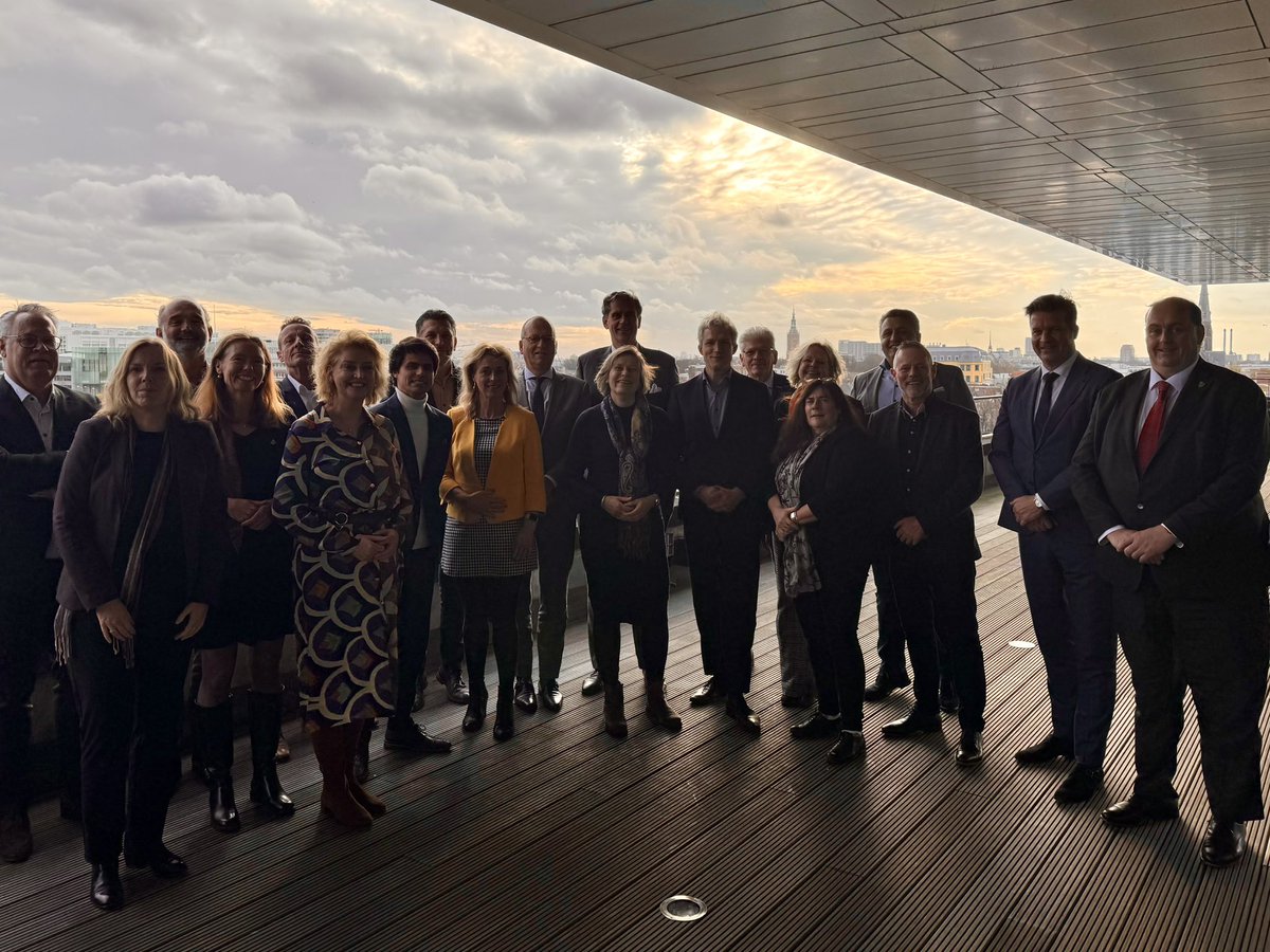 Vandaag had het College van Gedeputeerde Staten van <a href="/zuid_holland/">Provincie Zuid-Holland</a> maar liefst twee colleges te gast: <a href="/gem_gorinchem/">Gemeente Gorinchem</a> en <a href="/Molenlanden_Gem/">Gemeente Molenlanden</a>. We spraken over regionale samenwerking, regiodeals en de regionale energie strategie. Nuttige en aangename ontmoeting!