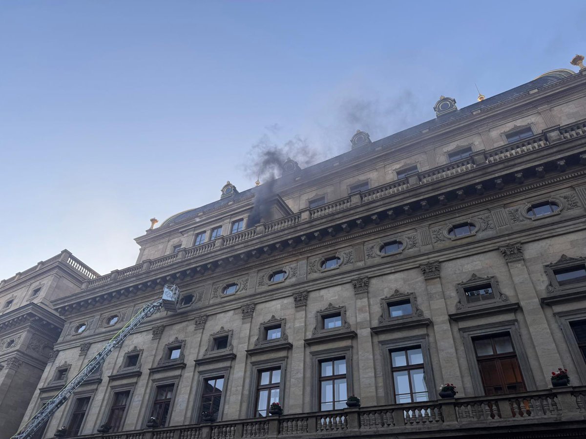 HasiciPraha's tweet photo. Jednotky z 5 stanic zasahují u požáru šatny v Národním divadle. Zásah je v druhém poplachovém stupni. Stále probíhá průzkum místa a zjišťování rozsahu požáru. https://t.co/lrrg8Ix08w