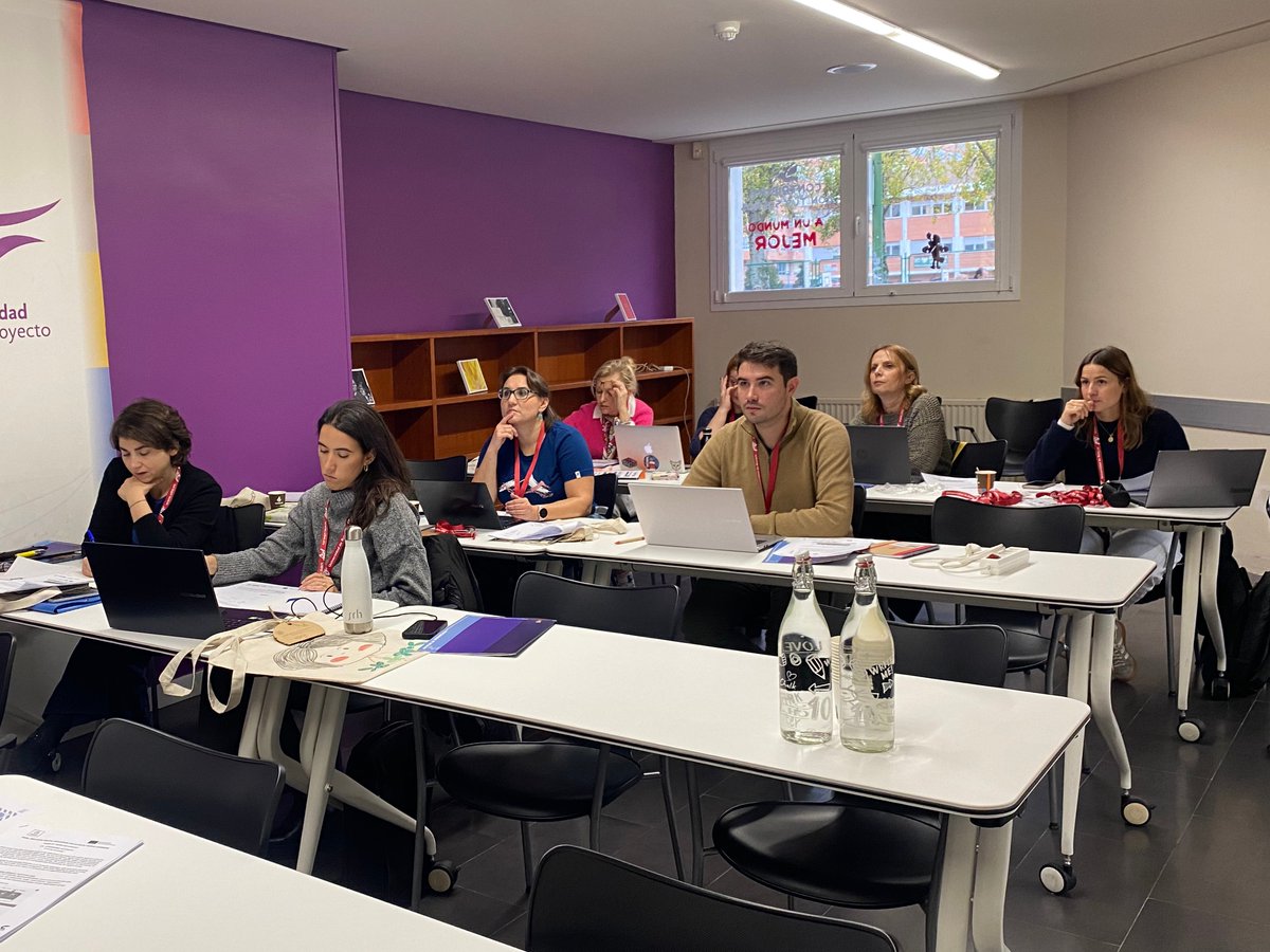 FMiradasTEA's tweet image. 🔵Esta mañana, Marta Arroyo y Rodrigo Arnáiz han participado junto a profesionales de Serbia, Bélgica, República Checa y Portugal en la primera sesión del encuentro del proyecto europeo @IDEALProject6 , que se celebra esta semana en #Burgos organizado por @ubuestudiantes