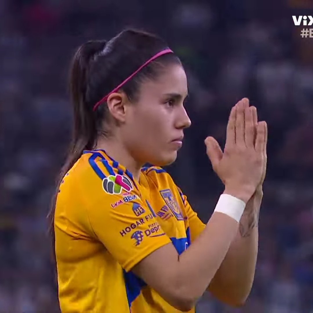 TFOutOfContext's tweet image. Anotó un gol, puso una asistencia y convirtió su penal en la tanda para darle confianza al equipo y aún así nos pidió perdón. No te disculpes Jacky, al contrario, nosotros tenemos mucho que agradecerte, gracias por llevarnos hasta el final.