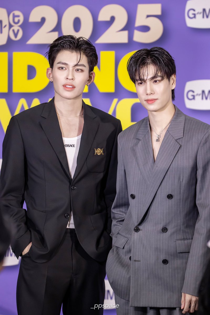 ธีรกิต เคียน อาเซนี่ ดวงตาสีเทาควันบุหรี่ ไหล่หนากว้างตัวใหญ่ หล่อและให้ความรู้สึกอันตราย

พีช พีชยรัตน์ รอยยิ้มสว่างสดใส อ่อนโยน คนอยู่ใกล้ๆสบายใจ ช่างภาพฝีมือดี ชื่อเสียงดี

PONDPHUWIN GMMTV2025

#GMMTV2025
#MeAndTheeSeries
#ปอนด์ภูวินทร์ #ppnaravit #phuwintang