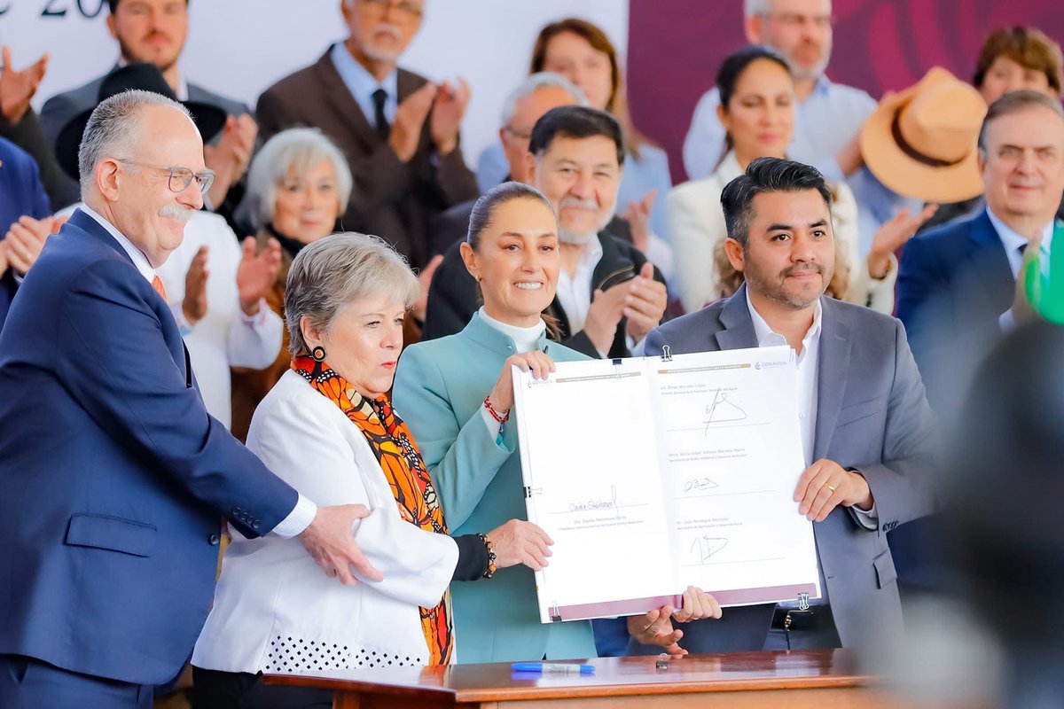 JavSaldana's tweet photo. Acudí  como Rector de la Universidad Autónoma de Guerrro a la firma del Acuerdo Nacional por el Derecho Humano al Agua y la Sustentabilidad, que fue encabezado por nuestra  presidenta constitucional de México, la Dra. Claudia Sheinbaum Pardo, con el acompañamiento de Gobernadores y Gobernadoras de los estados, representantes  del poder Legislativo, autoridades de la Comisión Nacional del Agua de los diferentes distritos de riego, así como representantes  de las universidades e instituciones educativas, acto que se realizó en el Parque Ecológico de Xochimilco, donde se concretó este paso fundamental para garantizar el acceso al agua, no solo como un derecho humano, sino como un compromiso con la sustentabilidad de nuestro país. 

Desde la UAGro, reafirmamos nuestro compromiso con el cuidado del líquido vital así como la participación de nuestros investigadores en los planes hídricos de Guerrero. Felicito a Alicia Bárcena Ibarra, secretaria de Medio Ambiente, y a Efraín Morales López, director de Conagua, por esta iniciativa. Estoy convencido de que la unión de los sectores académico, gubernamental, empresarial y social es clave para construir un futuro donde se garantice el acceso al agua.