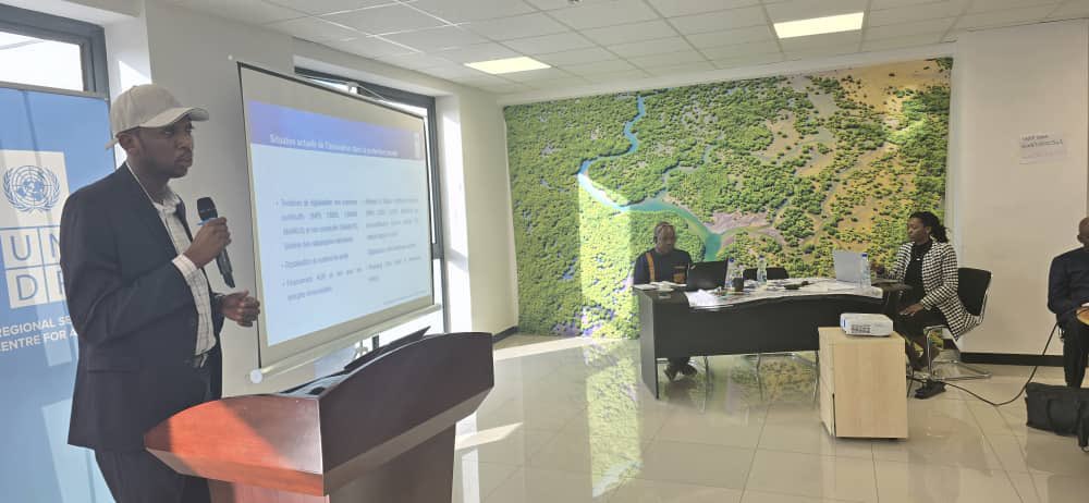 Ce fut un immense plaisir de présenter au nom du <a href="/PNUDMALI/">PNUD MALI</a> sur la thématique de l’innovation et de la protection sociale à la réunion de la communauté pratique de la protection sociale organisée par le centre de service régional pour le PNUD.
<a href="/maleye_diop/">Maleye Diop</a> <a href="/RolandZSeri/">Roland SERI</a>