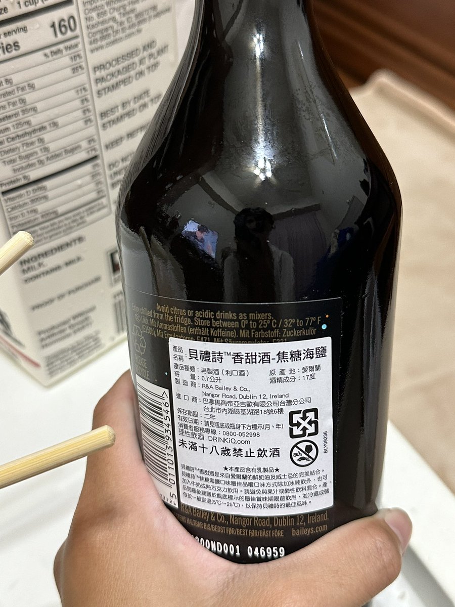 沒有想像中的好喝ಠ_ಠ

還是狗狗不會喝🤣🤣

狗狗喜歡吃熱狗😙

狗狗今天好搞威🫣回來小狗窩很開心😆

頭髮好亂😳 https://t.co/2yUDqwjvf8