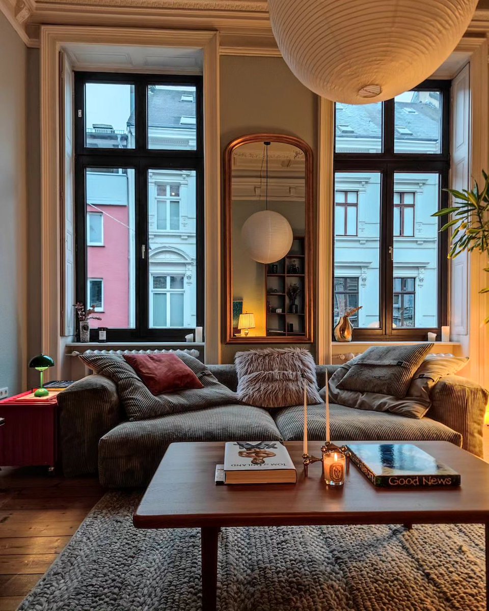 ELLEDecoFR's tweet photo. So cosy 🕯
📸 @dennisvonnazareth
#candlelover #candlelight #livingroom #midecenturymodern #interiordesign #interiorstyling #sofa #coffetable #coffetabledecor #rug #mirror https://t.co/A6N2JoGK2Q