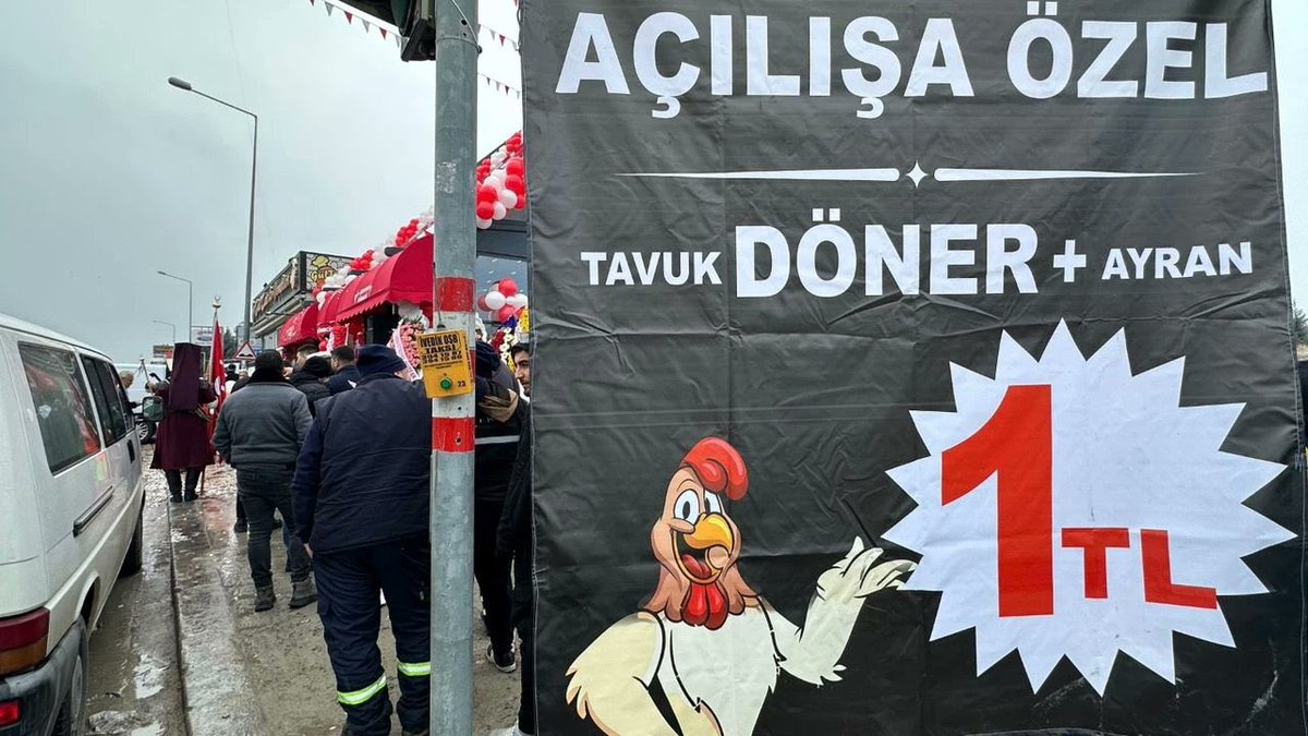 Açılışa özel "1 TL’ye" döner satan Ankara’daki bir işletme 3 saatte 1 ton döner sattı.