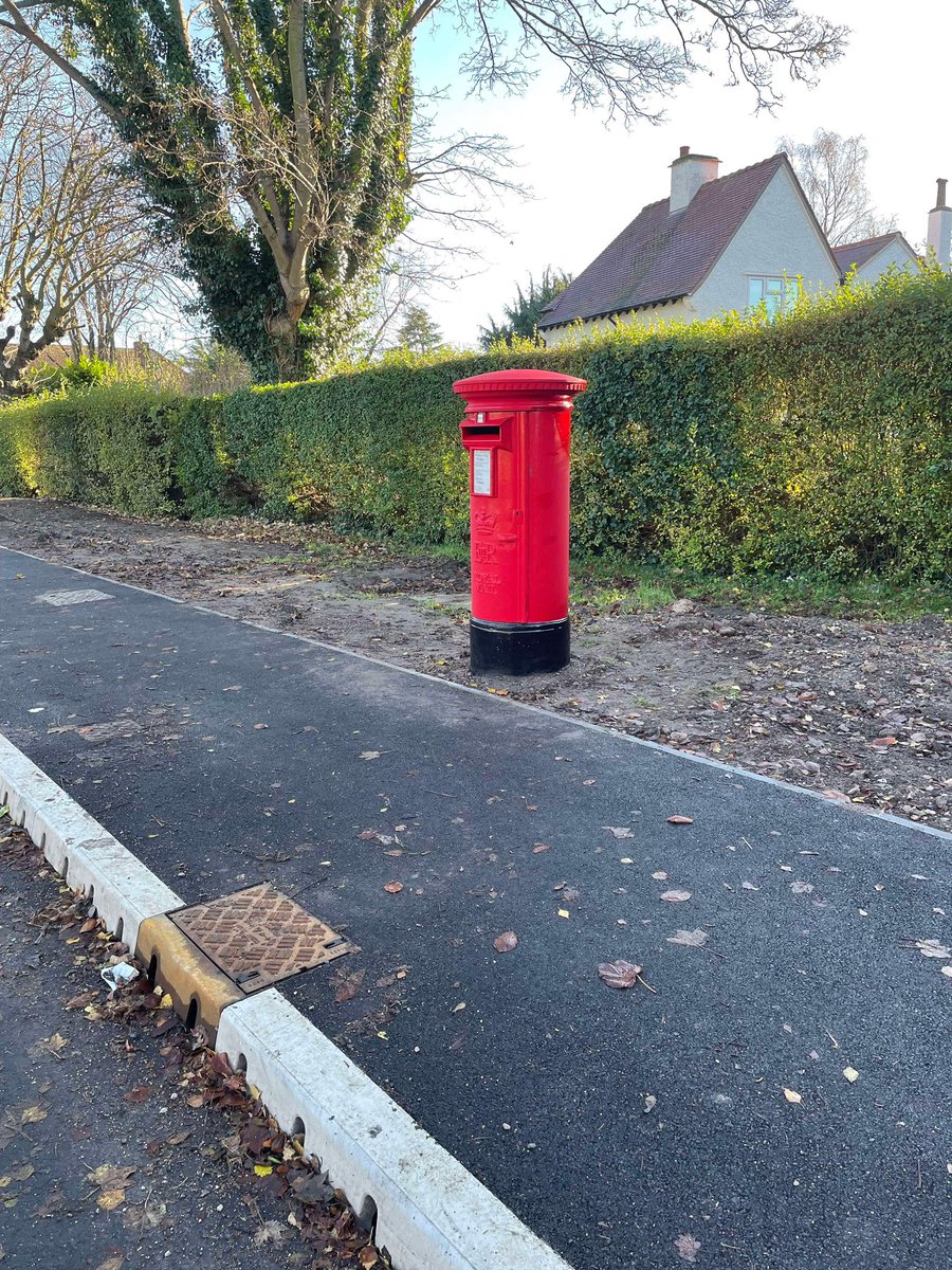 Thanks to <a href="/LeeCorpe/">lee</a>, the #Ruddington posty, for letting us know that the Royal Mail pillar box on Kirk Lane is now back in use, following the completion of the long term junction works. 📮👏🏼

It’s great news for long-suffering, local residents! 👍🏼

{Photo supplied by Lee 📸🙏🏼}