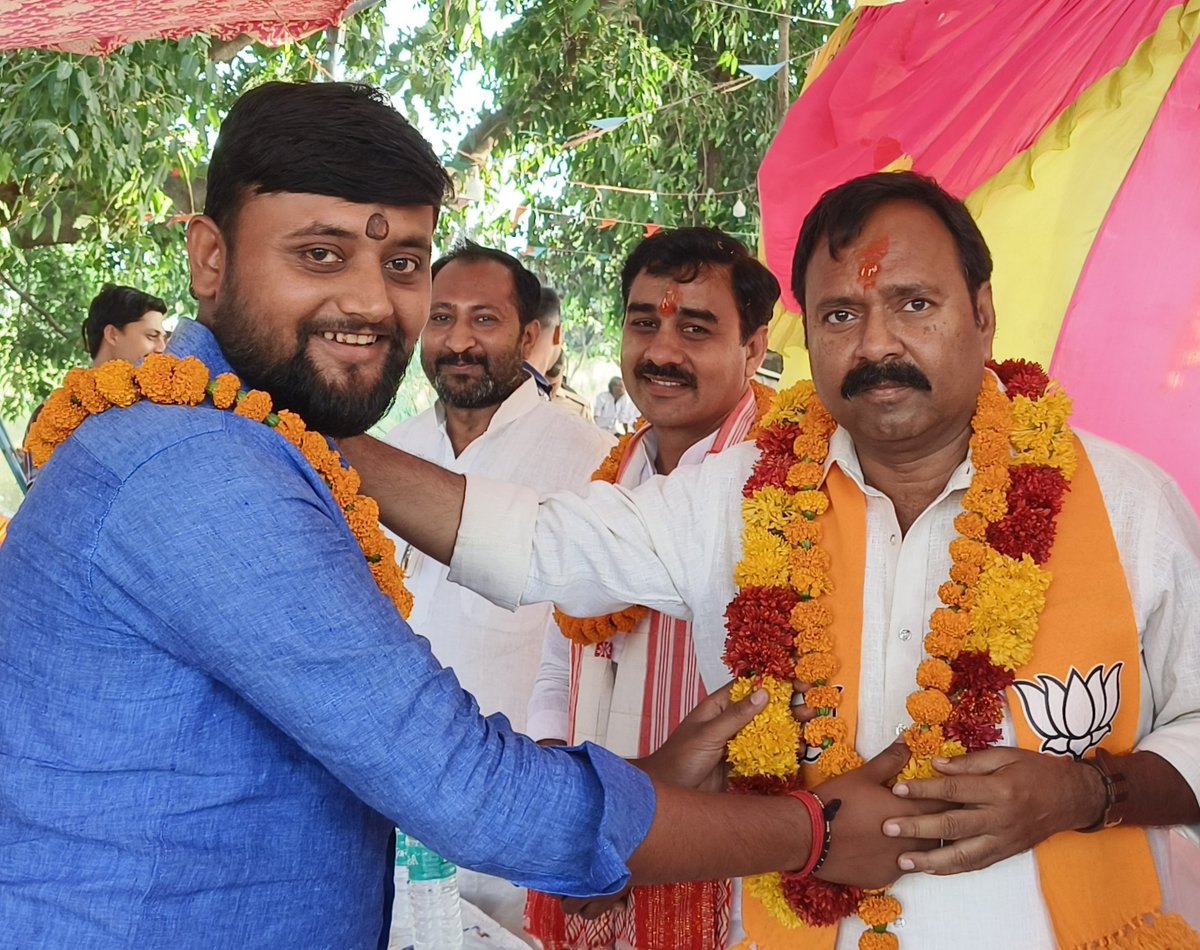 Govind_D1's tweet photo. मिश्रिख लोकसभा क्षेत्र से भारतीय जनता पार्टी के लोकप्रिय माननीय सांसद @ashokrawat जी व प्रिय बड़े भाई सदस्य विधानपरिषद माननीय @Awanish_Singh जी को जन्मदिन की हार्दिक बधाई व शुभकामनाएं..💐🎂

माँ गंगा आप दोनों बड़े भाइयों को सदैव स्वस्थ रखें....🙏❤️ https://t.co/8bpWMD9VHP