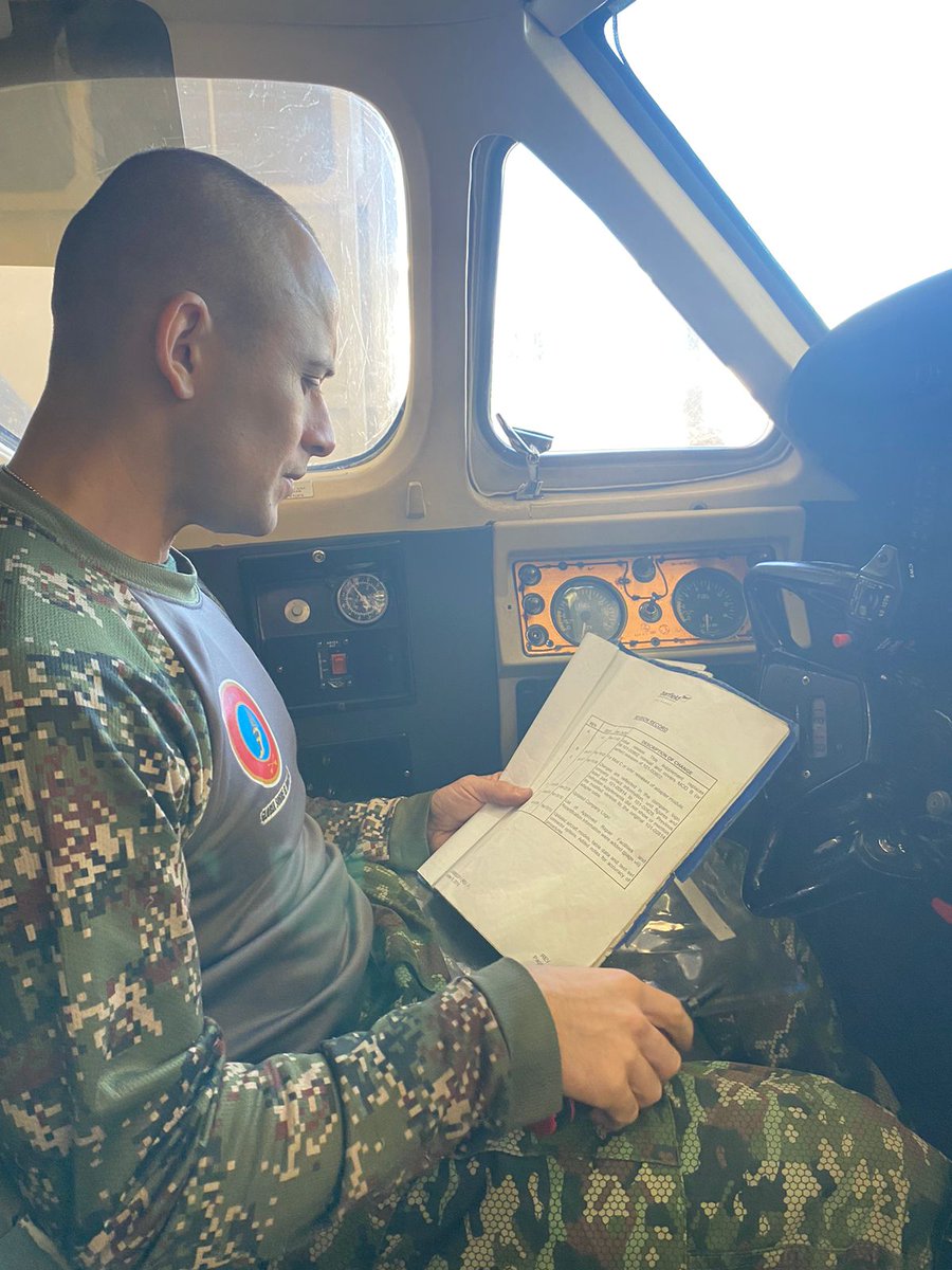 Ejercito_Davaa's tweet photo. El Batallón de Mantenimiento de Aviación N.° 1 reafirma su compromiso con la excelencia. Trabajan en equipo junto a los especialistas de talleres aviónica y sistemas eléctricos, realizando inspecciones rigurosas al sistema de combustible, bajo estándares de calidad.
#FeEnLaCausa https://t.co/jwJmE6g5Vn