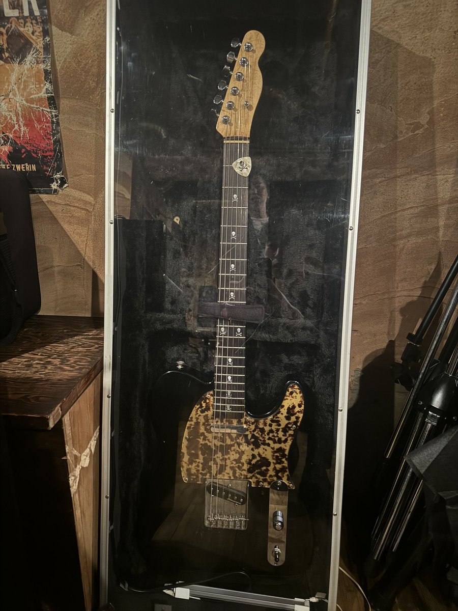 今日はご縁でアベさんの友人がやられているお店へ。憧れのギターと