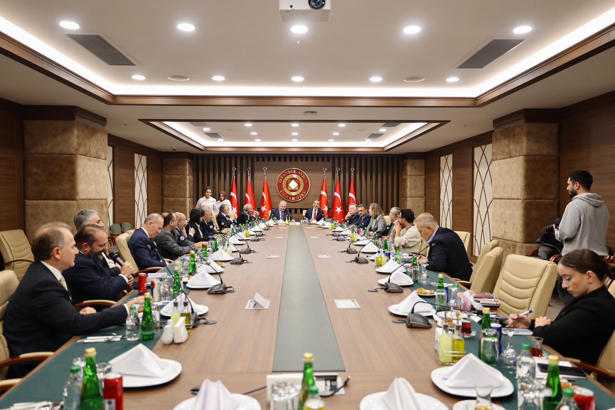 drmaydin's tweet photo. İstanbul Aydın Üniversitesi’nin düşünce kuruluşlarından Aydın Politikalar Platformu olarak Kasım ayı toplantımızda Emekli Tuğgeneral Sayın Dr. Naim Babüroğlu’nu ağırladık. Uluslararası ilişkiler ve gündemdeki konular üzerine verimli fikir alışverişleri gerçekleştirdik.

Toplumun her kesimini ilgilendiren meselelerde ortak çözümler üreterek farkındalık yaratmaya devam ediyoruz. Değerli bilgilerini bizlerle paylaşan Sayın Dr. Naim Babüroğlu’na ve tüm katılımcılarımıza teşekkür ederiz.

@NaimBaburoglu 
@kemalcebichp 
@drhasanakgun 
@Kucukcekmecemiz 
@BuyukcekmeceBld 
@bilkolejleri 
@csuedutr 
@IAUKampus