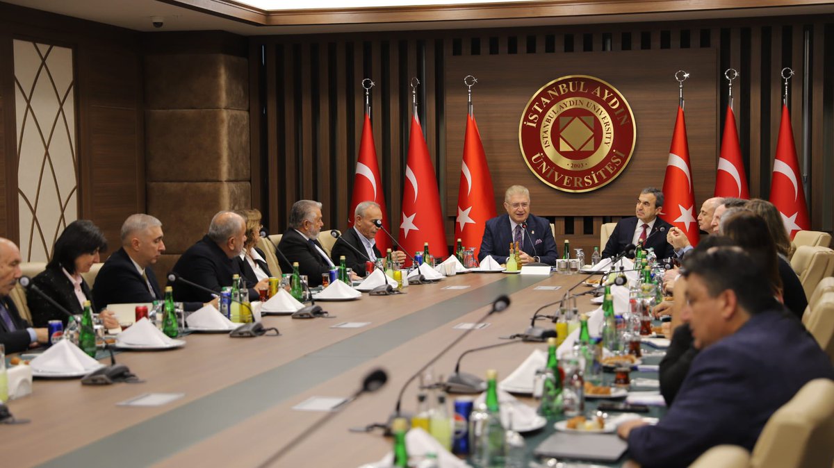 drmaydin's tweet photo. İstanbul Aydın Üniversitesi’nin düşünce kuruluşlarından Aydın Politikalar Platformu olarak Kasım ayı toplantımızda Emekli Tuğgeneral Sayın Dr. Naim Babüroğlu’nu ağırladık. Uluslararası ilişkiler ve gündemdeki konular üzerine verimli fikir alışverişleri gerçekleştirdik.

Toplumun her kesimini ilgilendiren meselelerde ortak çözümler üreterek farkındalık yaratmaya devam ediyoruz. Değerli bilgilerini bizlerle paylaşan Sayın Dr. Naim Babüroğlu’na ve tüm katılımcılarımıza teşekkür ederiz.

@NaimBaburoglu 
@kemalcebichp 
@drhasanakgun 
@Kucukcekmecemiz 
@BuyukcekmeceBld 
@bilkolejleri 
@csuedutr 
@IAUKampus