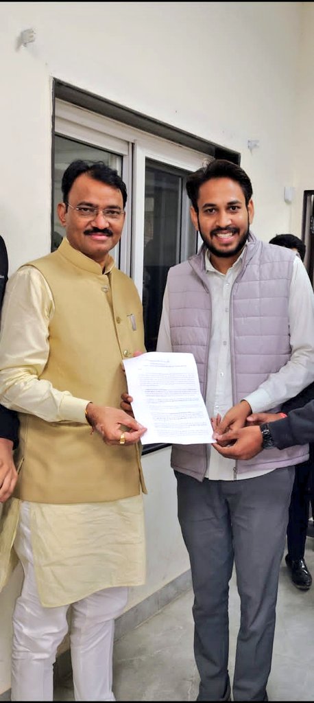 आज SI भर्ती पेपर लीक घोटाले को लेकर एसआई भर्ती परीक्षा को रद्द करने की मांग को लेकर राजस्थान सरकार में डिप्टी सीएम <a href="/DrPremBairwa/">Dr Prem Chand Bairwa</a> जी से मुलाकात की प्रदेश युवा शक्ति हकीकत महासंघ के अध्यक्ष मनोज मीणा <a href="/manojmeena/">Manoj Meena</a>   ने  उपमुख्यमंत्री जी ने विश्वास दिलाया है कि अगली कैबिनेट मीटिंग में