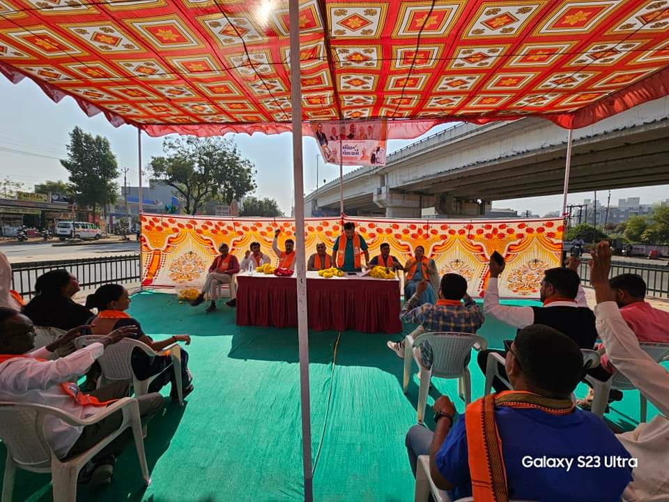 drpradyumanvaja's tweet photo. આજ રોજ રાષ્ટ્રીય સંવિધાન દિવસ નિમિતે કલોલ ખાતે જિલ્લા ભાજપ પ્રમુખ શ્રી અનિલભાઈ પટેલ અને કલોલ વિધાનસભાના મારા સાથી ધારાસભ્ય શ્રી બકાજી ઠાકોર સાથે ઉપસ્થિત રહી સંવિધાનનું પૂજન કરી “સંવિધાન ગૌરવ યાત્રા” નું  પ્રસ્થાન કરાવ્યું. https://t.co/LbbRhGFj7m