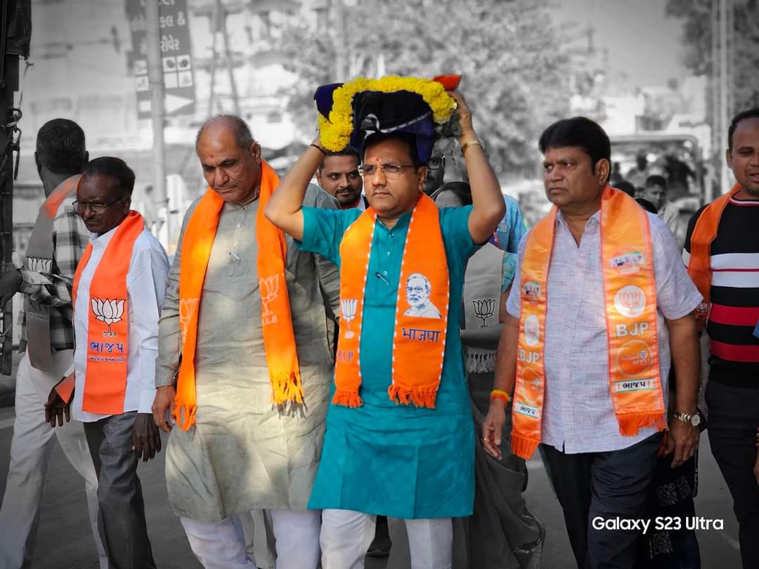 drpradyumanvaja's tweet photo. આજ રોજ રાષ્ટ્રીય સંવિધાન દિવસ નિમિતે કલોલ ખાતે જિલ્લા ભાજપ પ્રમુખ શ્રી અનિલભાઈ પટેલ અને કલોલ વિધાનસભાના મારા સાથી ધારાસભ્ય શ્રી બકાજી ઠાકોર સાથે ઉપસ્થિત રહી સંવિધાનનું પૂજન કરી “સંવિધાન ગૌરવ યાત્રા” નું  પ્રસ્થાન કરાવ્યું. https://t.co/LbbRhGFj7m