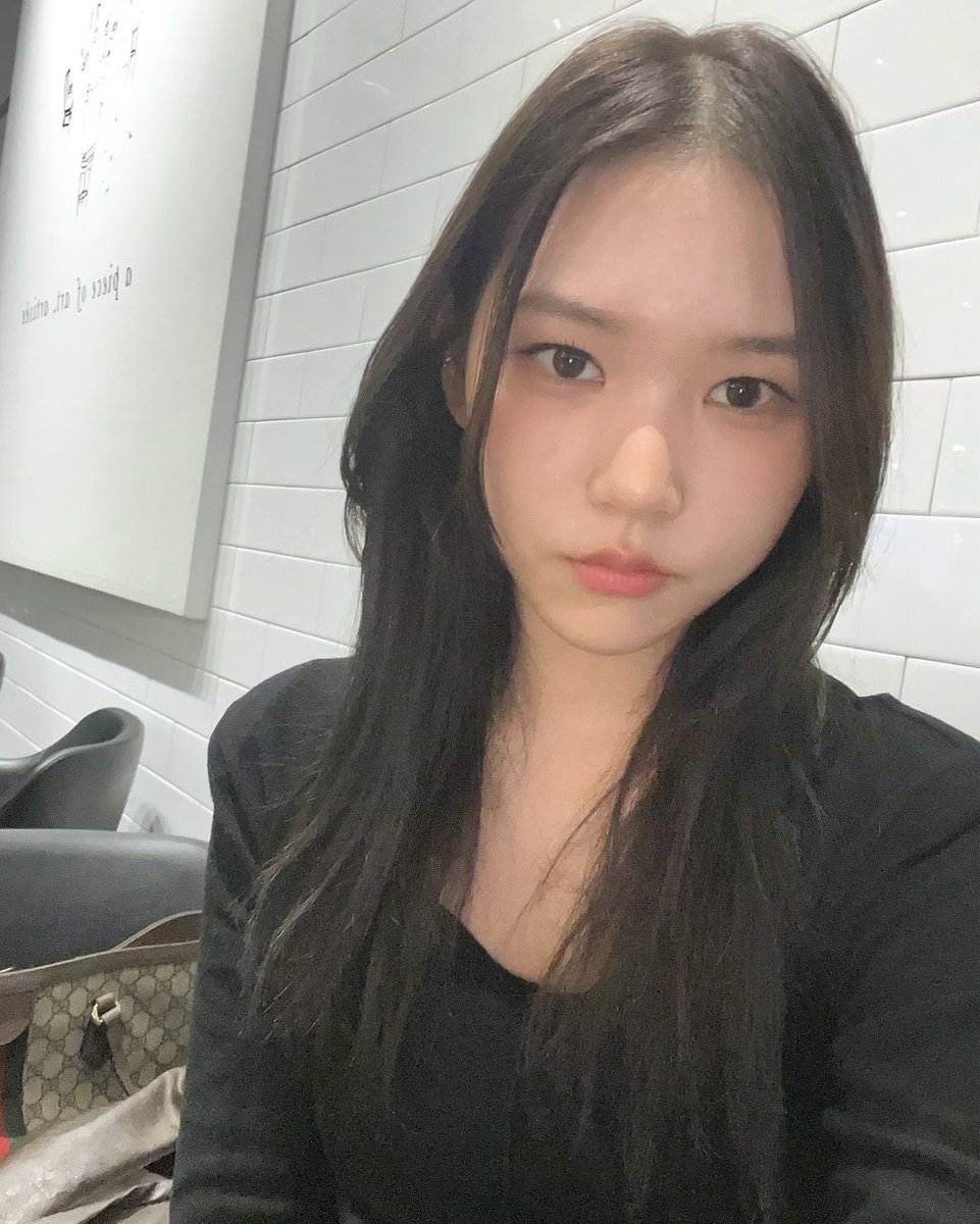 huiyeonsource's tweet photo. 241126 | Huiyeon Instagram update 

“become dark🖤”

#휘연 #HUIYEON https://t.co/8SYTrc2TX8