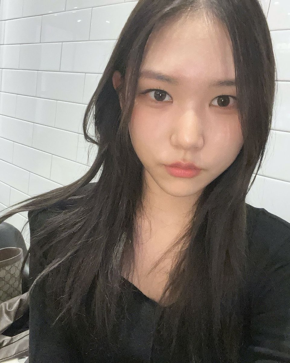 huiyeonsource's tweet photo. 241126 | Huiyeon Instagram update 

“become dark🖤”

#휘연 #HUIYEON https://t.co/8SYTrc2TX8