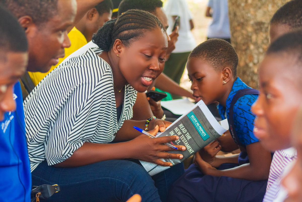 PSP_Gh's tweet photo. Research shows that students with #mentors are more likely to succeed in school and contribute to their communities. #Mentoring builds confidence, improves decision-making and helps learners find their purpose.

#ParadigmShiftProject #LifeMacAfrica #EmpoweringCommunities https://t.co/TUr2jSeifU
