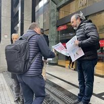 confed_bancaria's tweet photo. En Chile también se ha sufrido las consecuencias de una política absolutamente inhumana, cerca de 200 sucursales cerradas y mas de 3.000 trabajadores a la cesantía. 
#SantanderExigimosRespeto 
Donde queda la Responsabilidad Social de la Empresa? 
¡No podemos tolerar más esta actitud! #FinDeLosDespidos.
@santander_es
@AnaBotin
@uniglobalunion 
@uniamericas 
@UGT_Comunica 
@CCOO 
@confed_bancaria
@Contraf_CUT 
@spbancarios