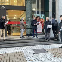 confed_bancaria's tweet photo. En Chile también se ha sufrido las consecuencias de una política absolutamente inhumana, cerca de 200 sucursales cerradas y mas de 3.000 trabajadores a la cesantía. 
#SantanderExigimosRespeto 
Donde queda la Responsabilidad Social de la Empresa? 
¡No podemos tolerar más esta actitud! #FinDeLosDespidos.
@santander_es
@AnaBotin
@uniglobalunion 
@uniamericas 
@UGT_Comunica 
@CCOO 
@confed_bancaria
@Contraf_CUT 
@spbancarios