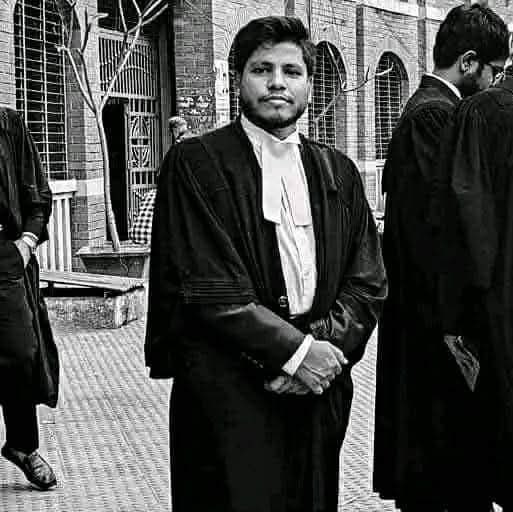 NewsAlgebraIND's tweet photo. SHOCKING NEWS 🚨 Muslim lawyer defending Chinmoy Prabhu Das in sedition case lynched by Mob outside court in Bangladesh.

Bangladeshi Hindus need urgent help from Indian Government.

Police launches crackdown on Hindus protesting against the sedition arrest of Chinmoy Prabhu Das. 

Several Hindus admitted to Hospital.