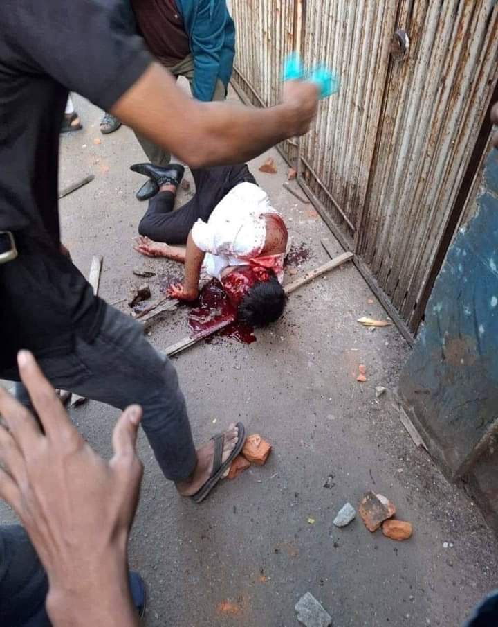 Userx1724's tweet photo. A #Hinduvta mob(ISKCON) in Chattogram slaughtered Advocate Saiful Islam Alif 
@amnestysasia @UN @realDonaldTrump 
JUSTICE FOR Saiful Islam Alif

#BanISKCON  #BanISKCONfromBD
#Hinduvtaterrorist
#Hindutvaterrorism
#HinduvtaPropaganda 
#BangladeshViolence 
#BangladeshiHindu https://t.co/X3qDZrUaUH