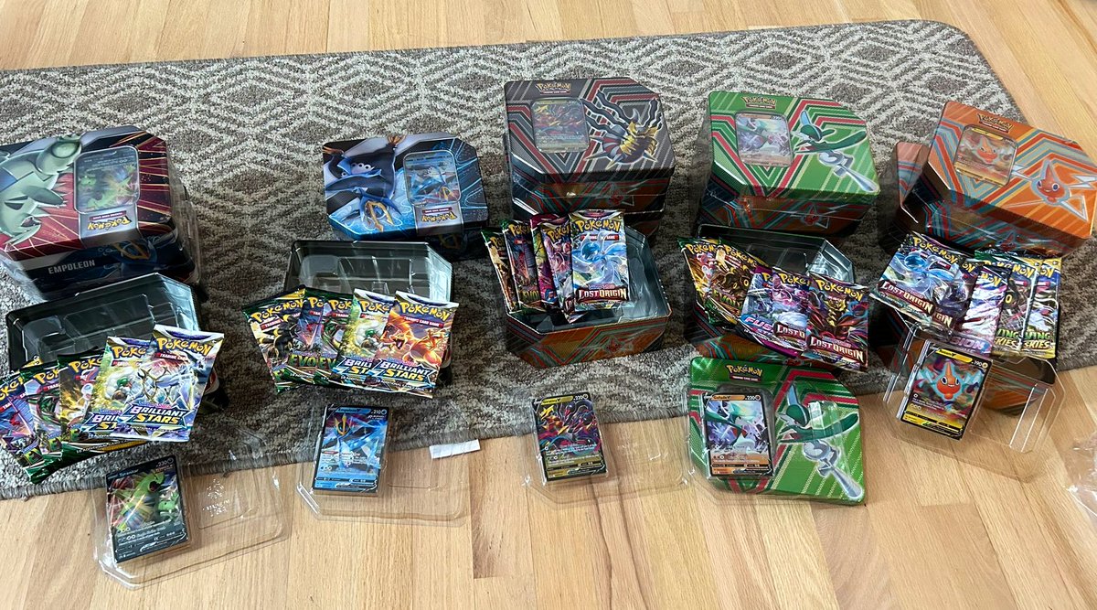 Looks like the $15 Walmart tins have Evolving Skies packs in them!

The product photos were correct