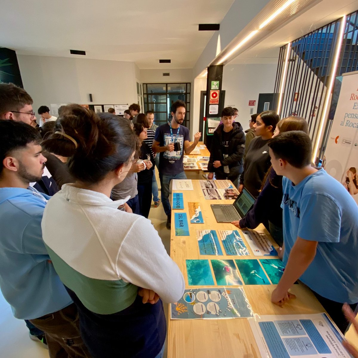 ceabcsic's tweet photo. Avui, ells i elles han estat els protagonistes! 🔝

L'alumnat de l'@IRocagrossa ha muntat una fira científica al #CEAB per explicar als científics i científiques els projectes de recerca en què han estat treballant 🔬📚

Un intercanvi molt enriquidor!  @aliancesmagnet #EducaCSIC https://t.co/BgQOwUke8X