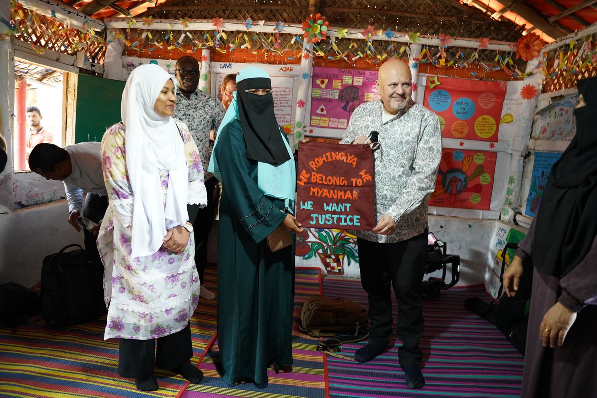 IntlCrimCourt's tweet image. Returning to Kutupalong camp, Cox’s Bazar, #ICC Prosecutor @KarimKhanQC spoke w/ human rights documenters from Rohingya Justice Initiative &amp;amp; Asia Justice and Rights.

Partnership w/ Rohingya victims &amp;amp; civil society central to accelerated progress in #ICC investigations.