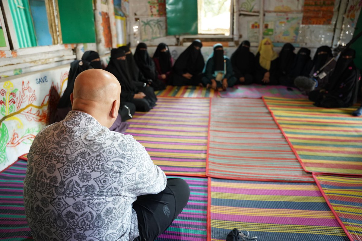 IntlCrimCourt's tweet image. Returning to Kutupalong camp, Cox’s Bazar, #ICC Prosecutor @KarimKhanQC spoke w/ human rights documenters from Rohingya Justice Initiative &amp;amp; Asia Justice and Rights.

Partnership w/ Rohingya victims &amp;amp; civil society central to accelerated progress in #ICC investigations.