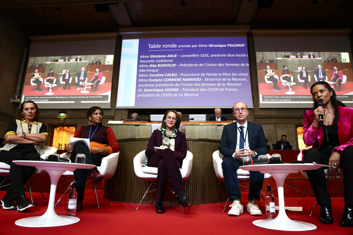 🔴 Plénière | Lutte contre les #Violences faites aux femmes en #OutreMer
Table-ronde animée par <a href="/Vepolomat/">Véronique Polomat</a> avec
- Ghislaine Arlie, Conseillère CESE de Nouvelle-Calédonie
- Rita Bonheur, Présidente de l’Union des Femmes de la Martinique, membre de la Fédération nationale
