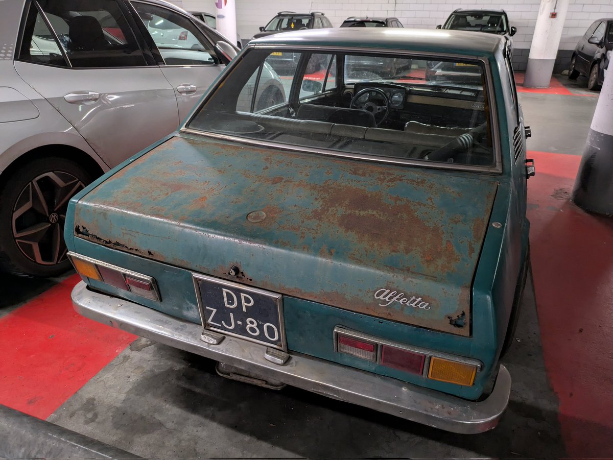 springelkamp's tweet photo. Een authentieke Alfa Alfetta met alle bruine kenmerken die bij een Alfa horen. Gelukkig is er altijd een Italiaan die de uitzondering op de regel bevestigt, zoals die van @Olof023 #roestbak #ratlook #relitto https://t.co/y3tVQAPpYo