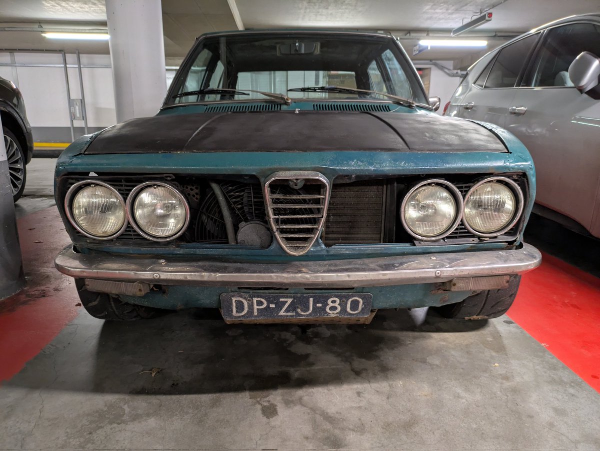 springelkamp's tweet photo. Een authentieke Alfa Alfetta met alle bruine kenmerken die bij een Alfa horen. Gelukkig is er altijd een Italiaan die de uitzondering op de regel bevestigt, zoals die van @Olof023 #roestbak #ratlook #relitto https://t.co/y3tVQAPpYo