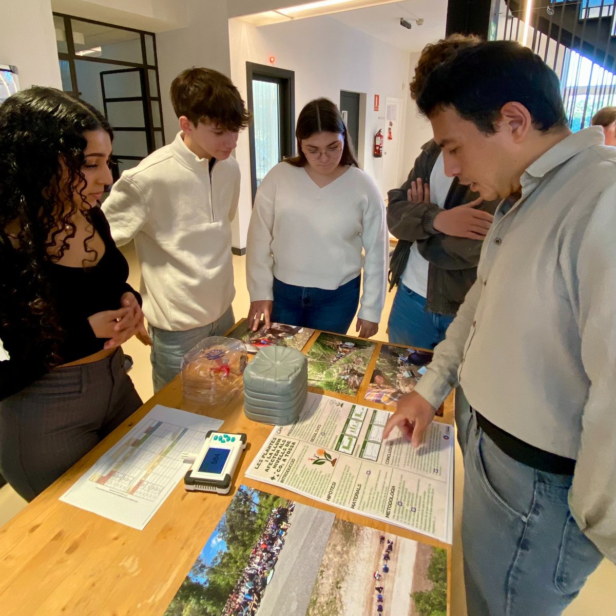 ceabcsic's tweet photo. Avui, ells i elles han estat els protagonistes! 🔝

L'alumnat de l'@IRocagrossa ha muntat una fira científica al #CEAB per explicar als científics i científiques els projectes de recerca en què han estat treballant 🔬📚

Un intercanvi molt enriquidor!  @aliancesmagnet #EducaCSIC https://t.co/BgQOwUke8X