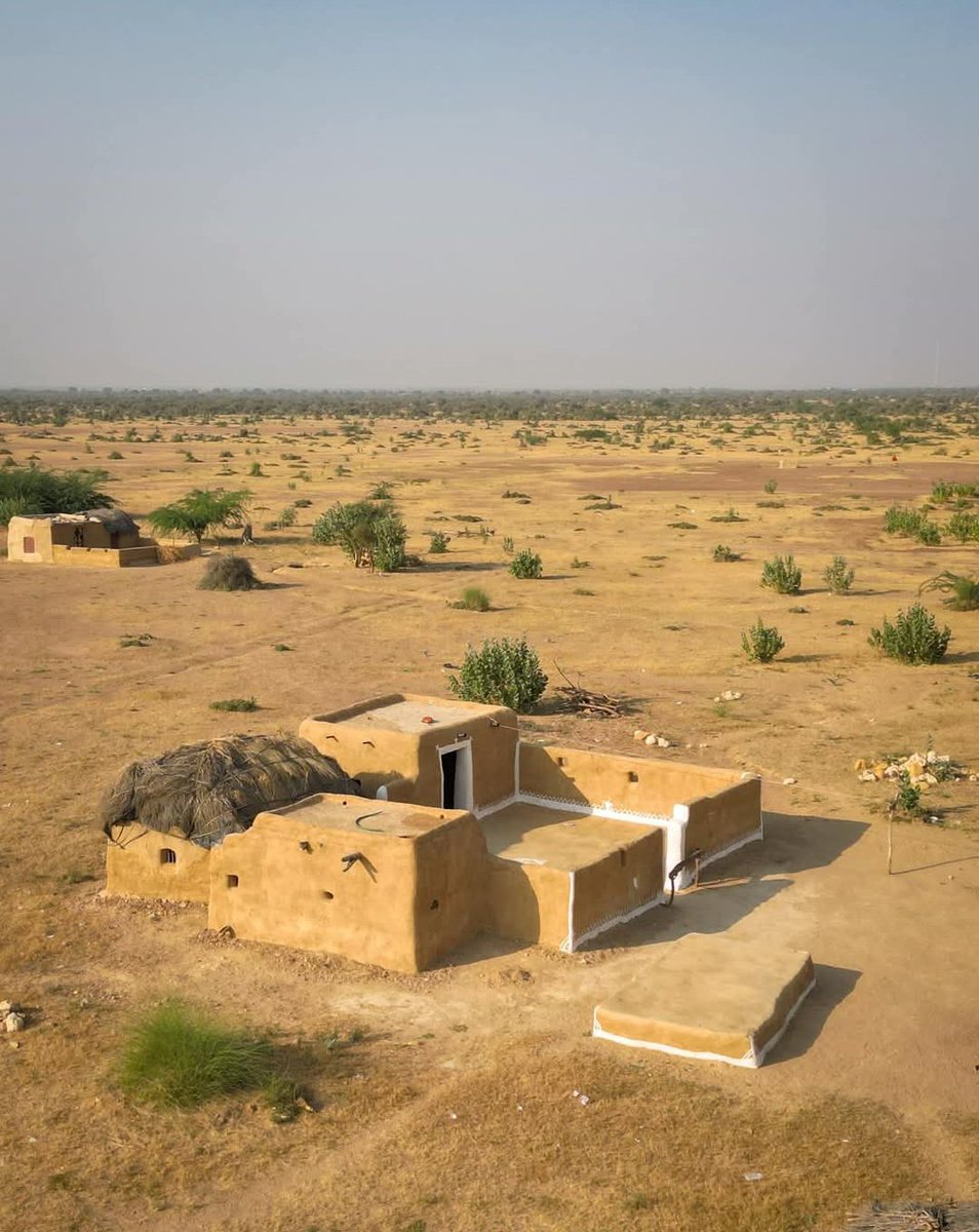 सर्दियों में ढाणी के बाहर बने इस चौकी पर बैठकर ठंड उड़ाते है गांव के लोग😍