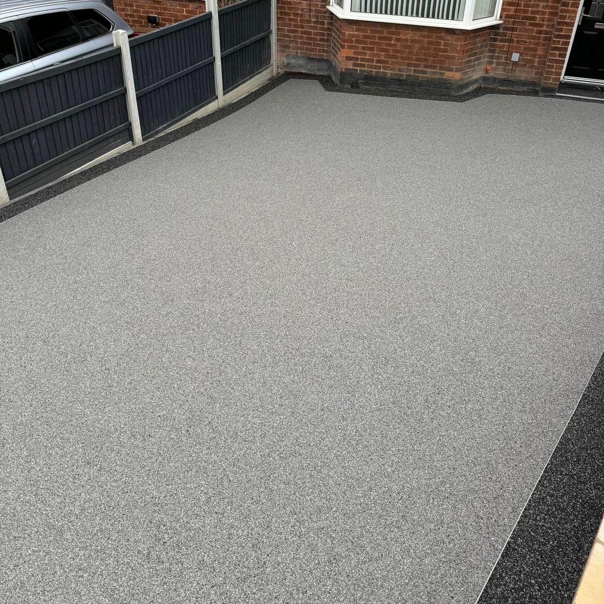 GCLProducts's tweet photo. GR Groundworks ➕ @permabounduk = Kerb Appeal 🏡😍

A wonderful installation by the GR team to produce a stunning resin bound driveway for their client using our unique Partisan blend!

#permabound #resinbound #landscaping #surfacing #paving #construction #home #driveway https://t.co/2FUbOxz4DY