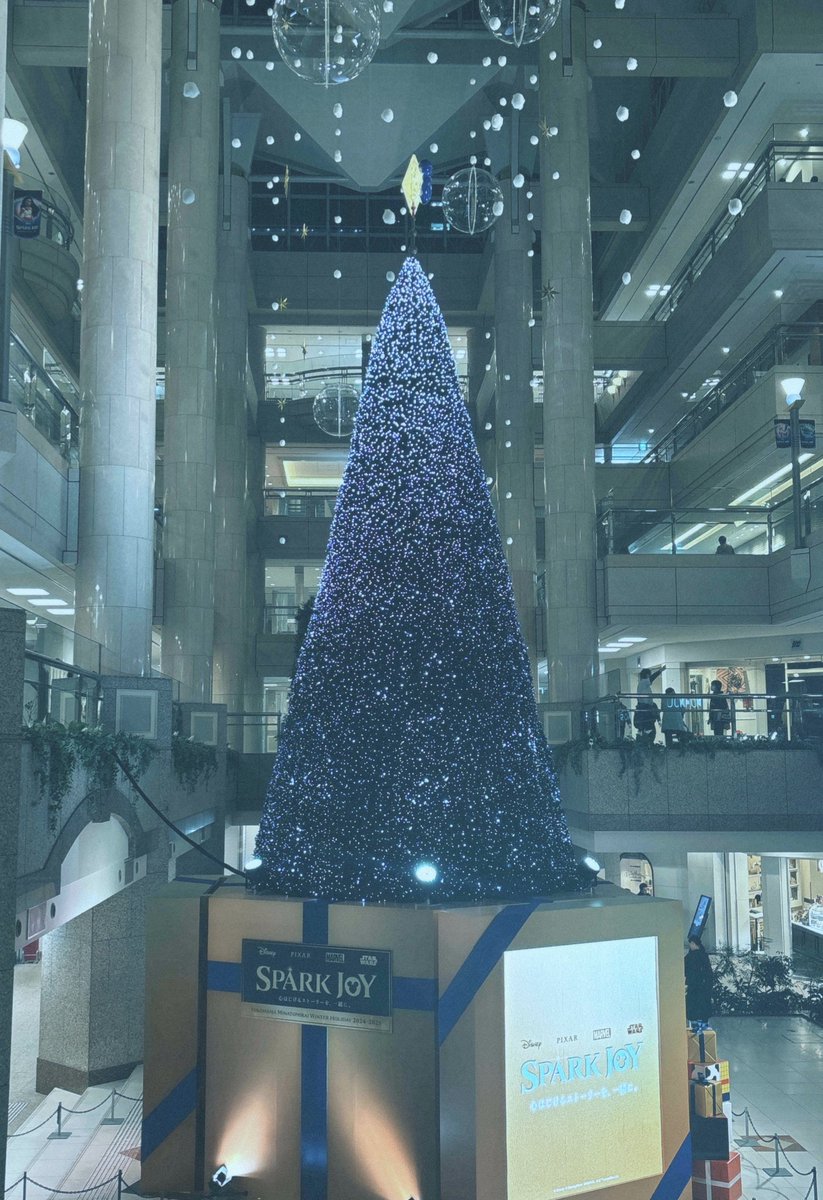 MaNAE_f's tweet image. パートオブユアワールド流れてた〜!🧜🏻♀️
ツリー綺麗だったよ!🎄
すぐ遊んじゃうとこ撮られた🤣
超オフですが……🤓笑
(※わたしが歌った音源重ねてます)
#ディズニー  #SPARKJOY