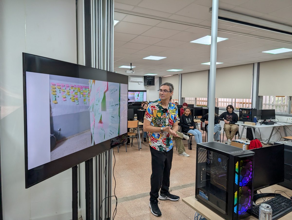 CesarManriGames's tweet photo. El alumnado de #Animación3D quedó fascinado con la ponencia de @nolver y su historia con @TheGameKitchen. ¡Tuvimos media hora de preguntas! 🤯  Gracias por tu tiempo y por compartir tu conocimiento y pasión por los videojuegos. 🙏 https://t.co/qPzH9QC1Bv