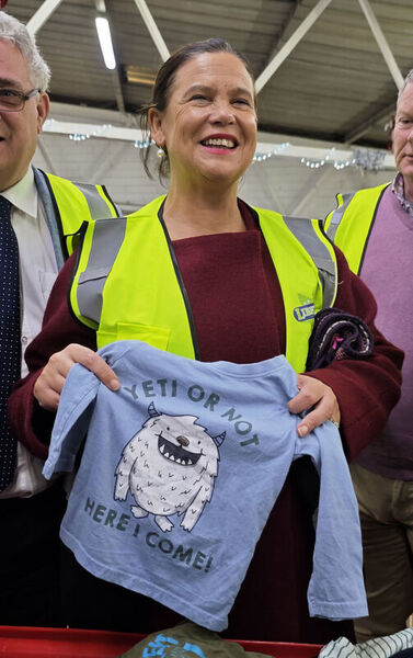 Coming At Michael and Simon On The Leaders Debate On RTE Tonight.  Sinn Fein party leader Mary Lou 
McDonald holding a Yeti or Not T-shirt as she visits Liberty Recycling, Bluebell Industrial Estate Unit DIC, Bluebell, Dublin Ireland. 26/11/2024. Dublin. Photo: Eamonn Farrell/©