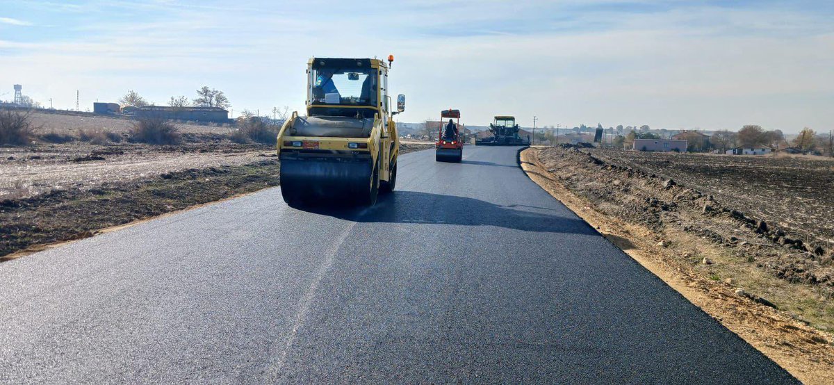 edirne_valiligi's tweet photo. Kar yağışının bereketini #Edirnemize bekliyoruz ❄️ 

Gelene kadar sıcak asfalt çalışmalarımıza devam ediyoruz 🛣️

Uzunköprü Kurtbey-Salarlı arası 8️⃣ Km Grup Yolu Sıcak Asfalt çalışması tamamlandı⤵️📸

Yarın Meriç Umurca’dayiz

İlçemize, köylerimize hayırlı olsun 🇹🇷 https://t.co/xry6IFt7Fb