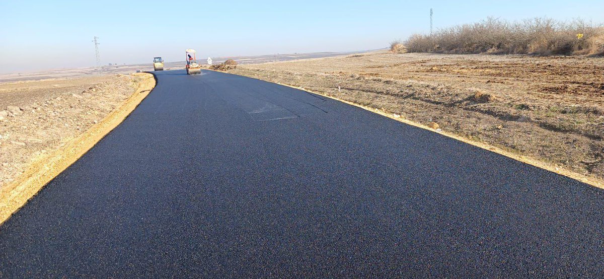 edirne_valiligi's tweet photo. Kar yağışının bereketini #Edirnemize bekliyoruz ❄️ 

Gelene kadar sıcak asfalt çalışmalarımıza devam ediyoruz 🛣️

Uzunköprü Kurtbey-Salarlı arası 8️⃣ Km Grup Yolu Sıcak Asfalt çalışması tamamlandı⤵️📸

Yarın Meriç Umurca’dayiz

İlçemize, köylerimize hayırlı olsun 🇹🇷 https://t.co/xry6IFt7Fb