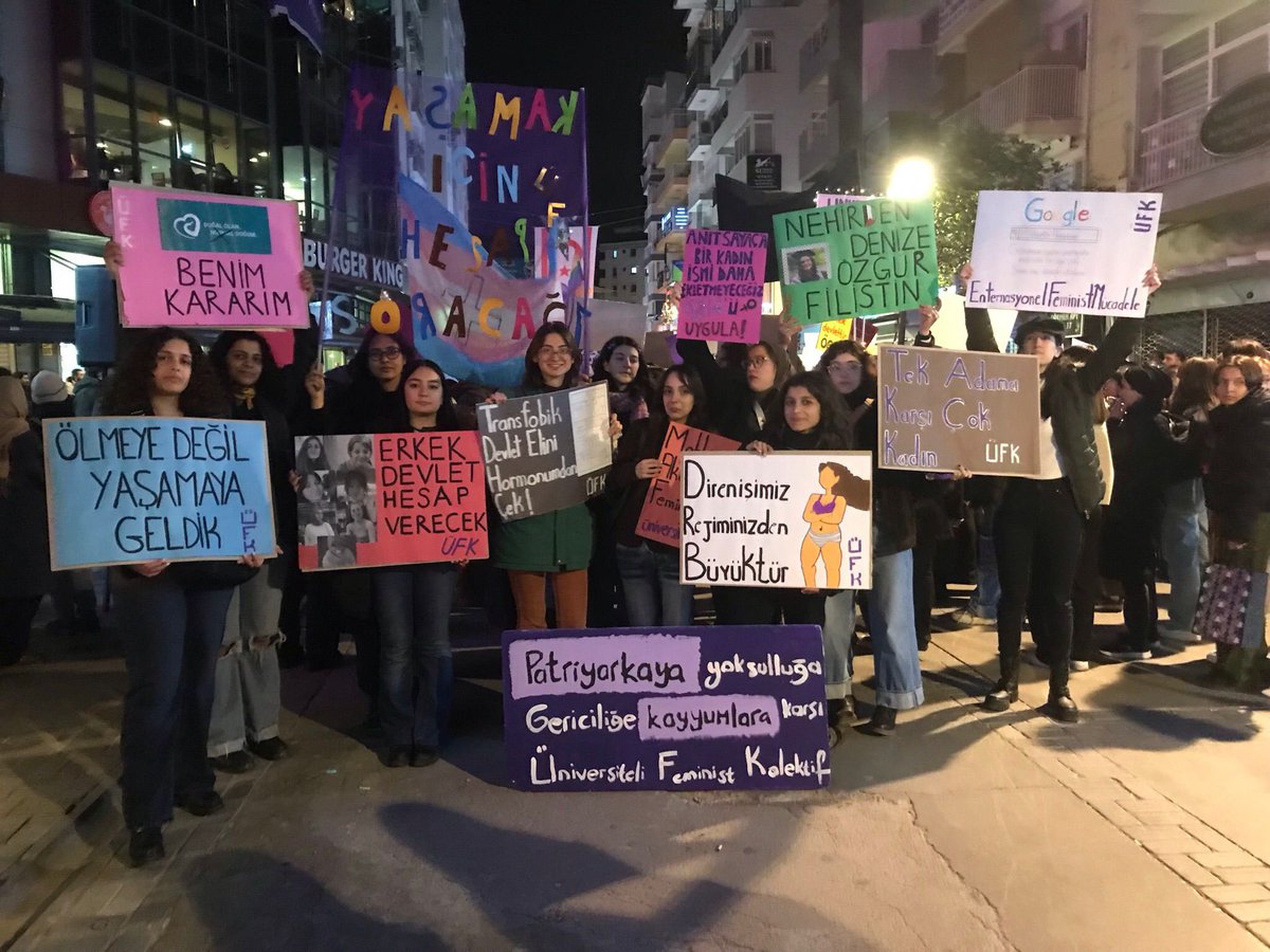feministkolektf's tweet photo. 📍İzmir

Geceleri de, sokakları da, meydanları da terk etmiyoruz! 

25 Kasım'da feminist mücadelemizle İzmir'in sokaklarını inlettik!

Bizleri makul çizgilerine hapsetmeye çalışanlara karşı, yaşamak için hesap soracağız! https://t.co/uhxnEkpoee