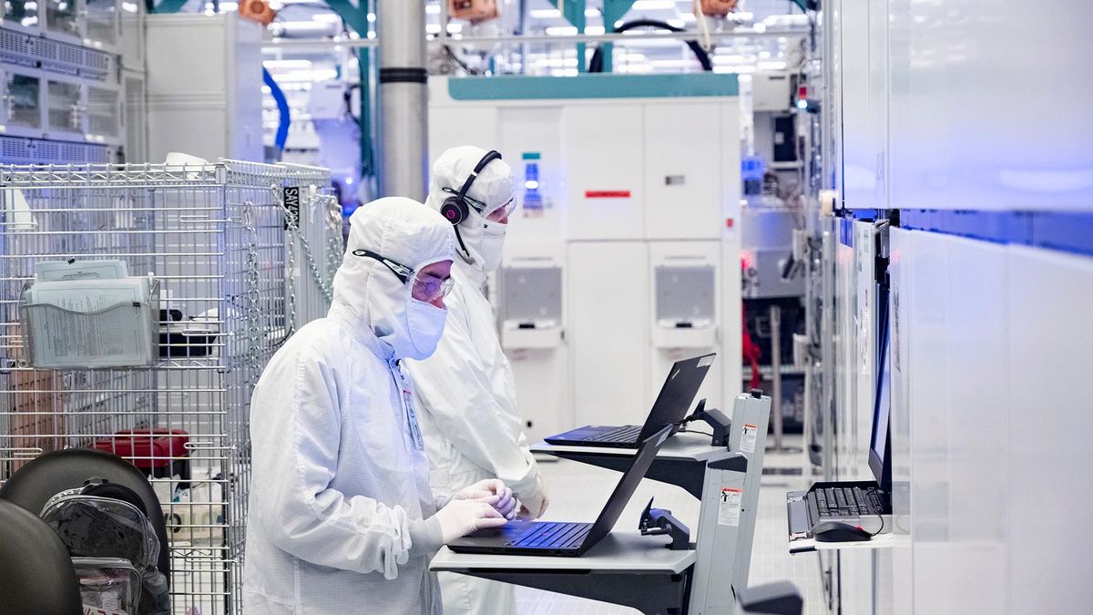 Intel and U.S. ink funding contract — $7.86 billion under the CHIPS Act, $3 billion from Pentagon trib.al/ynwY5vW