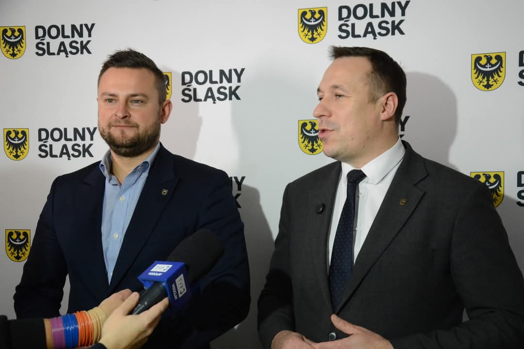 Paweł Gancarz (@pawelgancarz) on Twitter photo Podpisaliśmy umowy na dofinansowanie zakupu nowych wozów strażackich dla OSP w 20 gminach na <a href="/Dolny_Slask/">Dolny Śląsk</a>!
Ochotnicze Straże Pożarne to bardzo ważny filar bezpieczeństwa naszych lokalnych społeczności. Jako samorząd województwa wspieramy ich wyposażanie w nowoczesny sprzęt. Podpisaliśmy umowy na dofinansowanie zakupu nowych wozów strażackich dla OSP w 20 gminach na <a href="/Dolny_Slask/">Dolny Śląsk</a>!
Ochotnicze Straże Pożarne to bardzo ważny filar bezpieczeństwa naszych lokalnych społeczności. Jako samorząd województwa wspieramy ich wyposażanie w nowoczesny sprzęt.