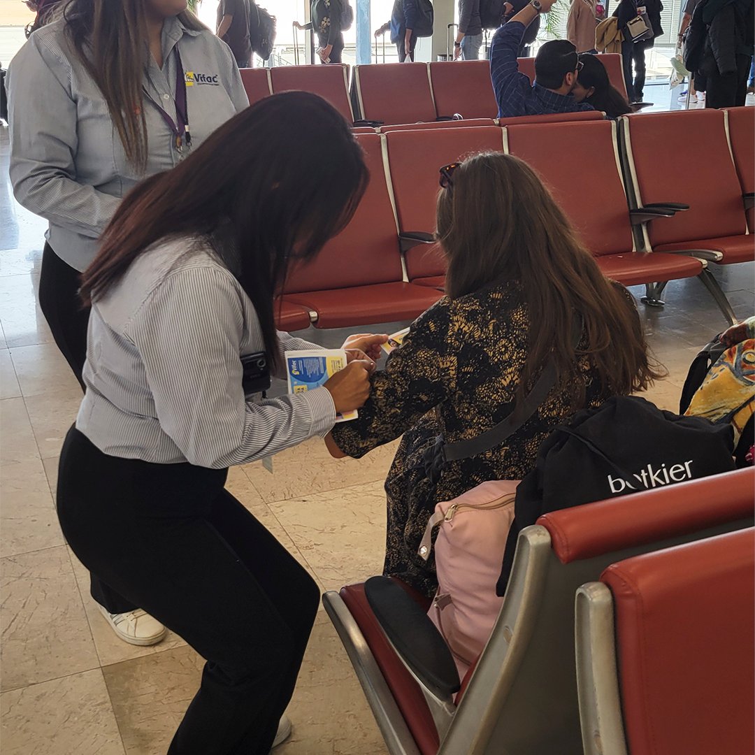 AeropuertoHMO's tweet photo. 👩🏻‍🧡 En el #AeropuertoDeHermosillo presentamos a #VIFAC, una organización que apoya a mujeres embarazadas en situación vulnerable, brindándoles alternativas y esperanza.🤰🏻Recuerda que la falta de apoyo en momentos vulnerables, también es un tipo de violencia. Conmemoremos juntos este Día Internacional de la Eliminación de la Violencia.💪🏻 #MujeresGAP