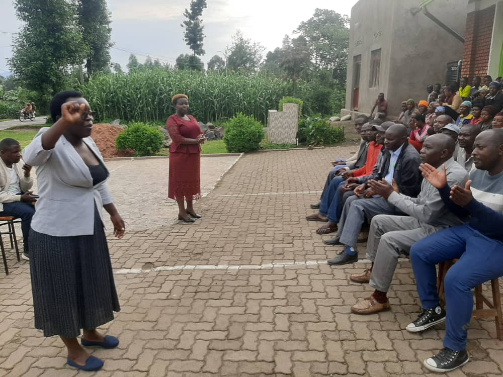 MusanzeDistrict's tweet image. VM Ushinzwe iterambere ry'Ubukungu muri @MusanzeDistrict  Madame UWANYIRIGIRA Clarisse nawe yifatanyije n'Abaturage bo mu kagari ka #Kabeza, aho arimo kubaganiriza kuri gahunda zitandukanye za Leta.