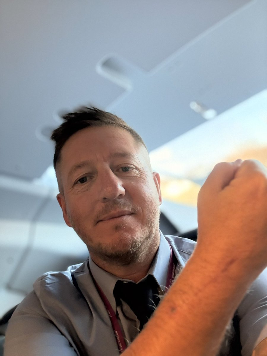 eurostarjames's tweet photo. 9 weeks later, and with a shiny new scar, I'm finally back in the hot seat... #ES9142 to Brussels π
Oui, I'm happy to be back πππ
#Eurostar https://t.co/ItFGFk0jYe